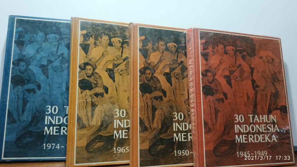 SATU SET 4 BUKU.30 TAHUN INDONESIA MERDEKA