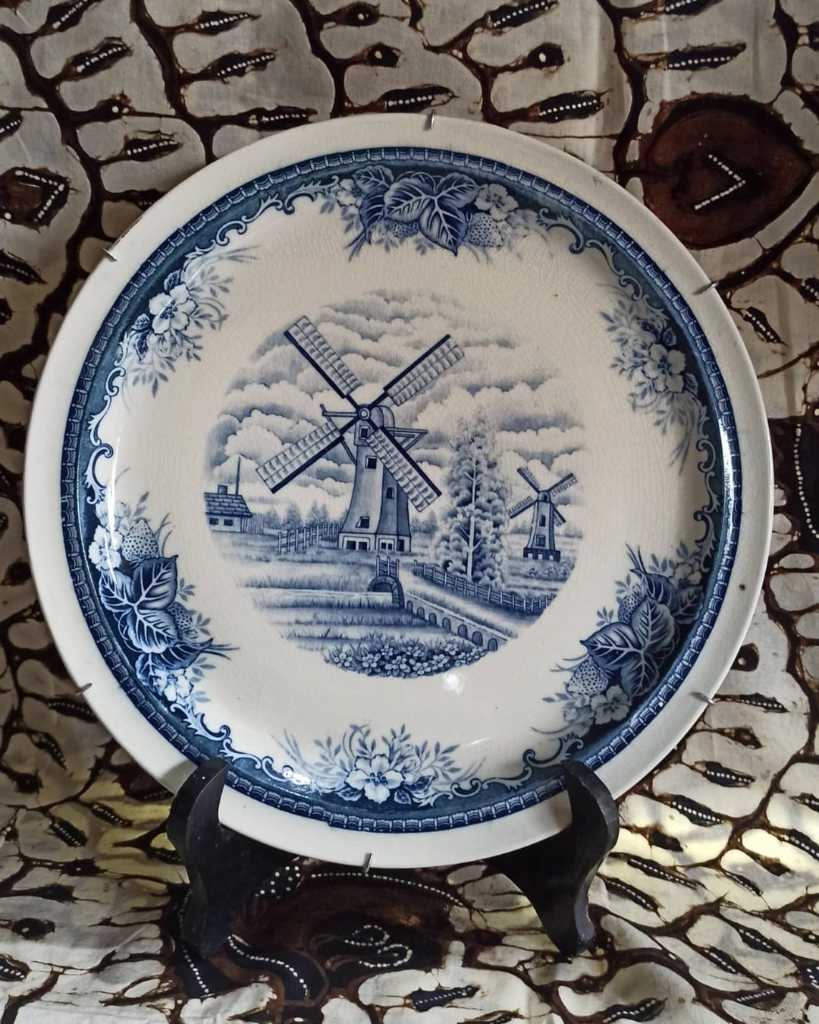 Piring Keramik Vintage Eropa