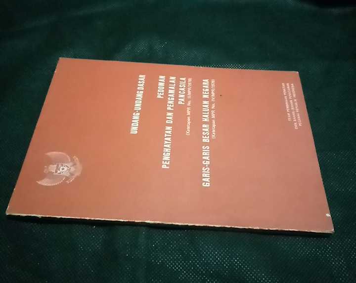 BUKU UNDANG - UNDANG DASAR , PEDOMAN PENGHAYATAN DAN PENGALAMAN PANCASILA & GARIS - GARIS BESAR HALUAN NEGARA - Penerbit Team Penatar Pegawai R I - Tahun 1983