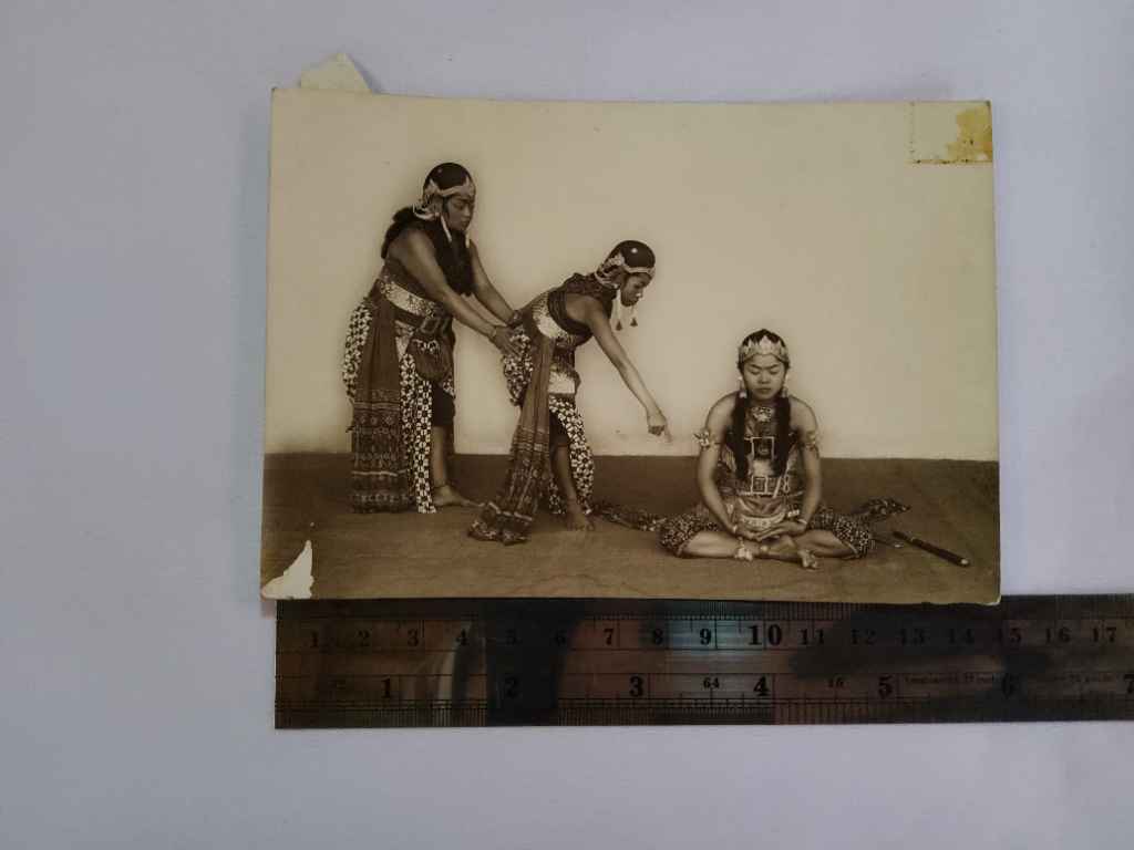 Foto Antik / Foto Kuno ; estimasi tahun 1900-an awal; ukuran 15cm x 10,5cm