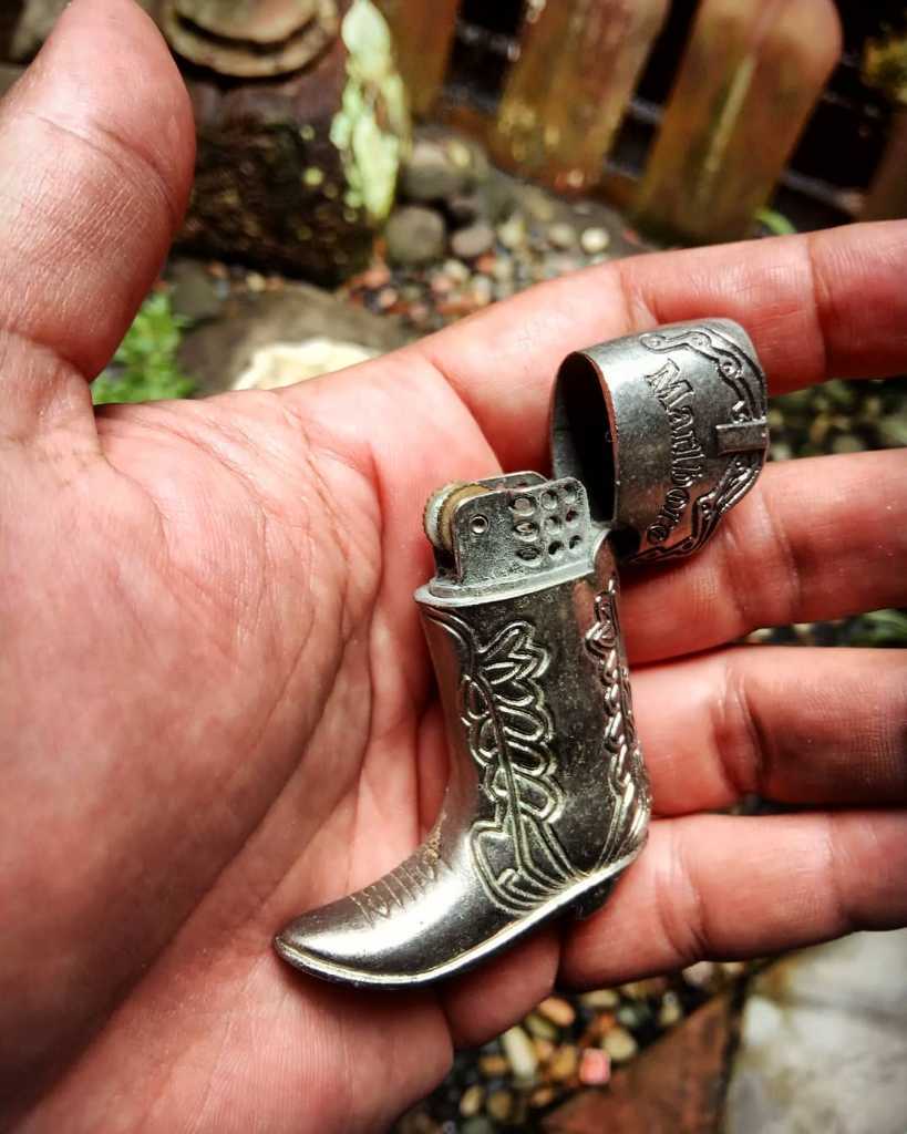 Korek Api souvenir rokok "MARLBORO", bentuk sepatu koboi.