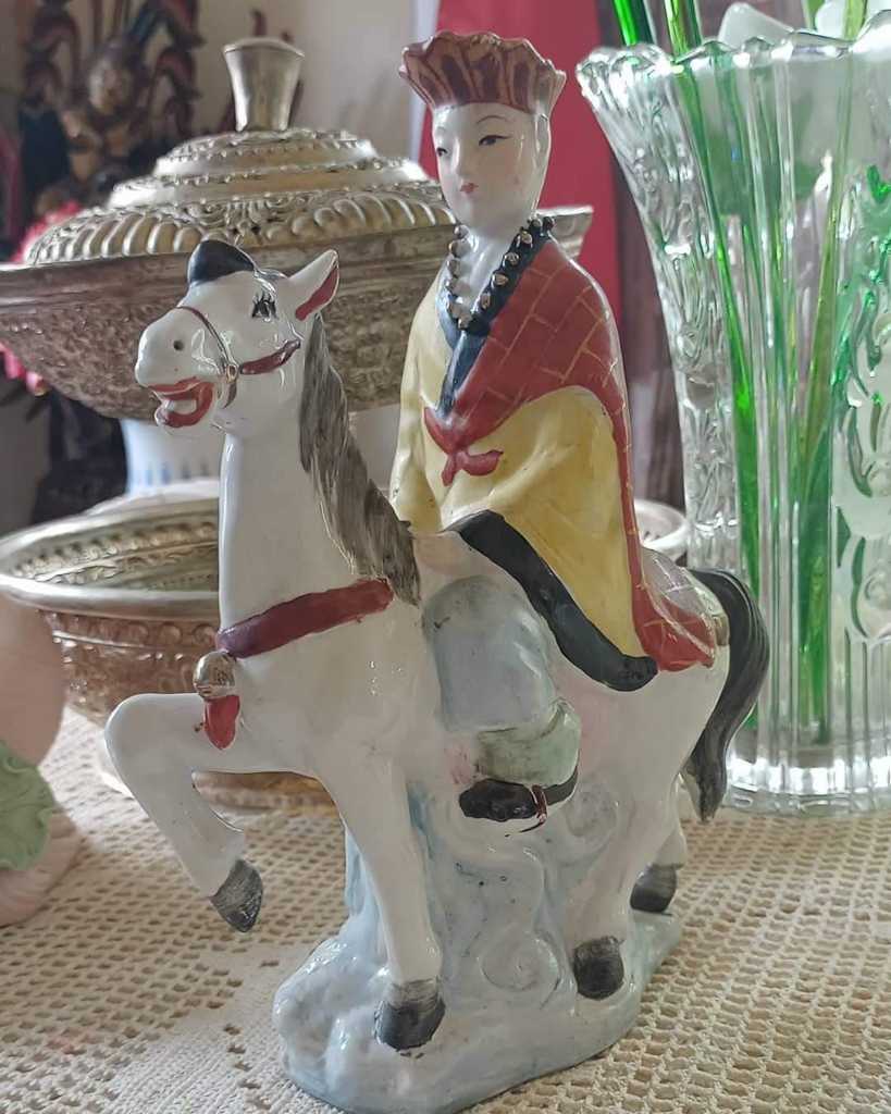 Patung Porcelain Dewa