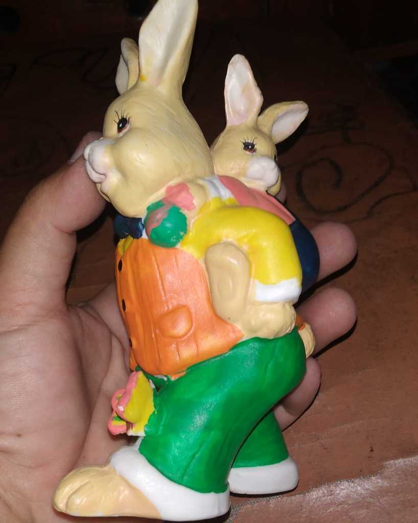 porselin kelinci gendong