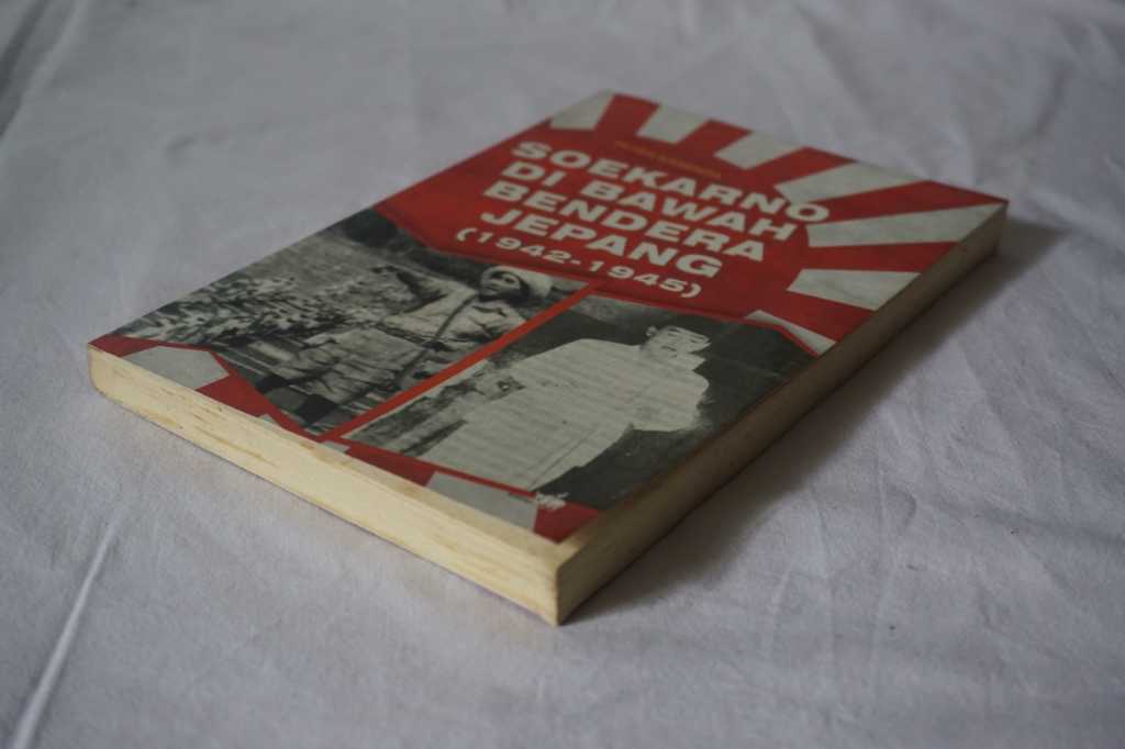 Buku soekarno dibawah  bendera jepang 1942   1945
