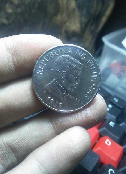 A 1778 Koin Kuno 1 Piso Republika Philipinas Tahun 1988 Bekas Pakai Kondisi Sesuai Gambar