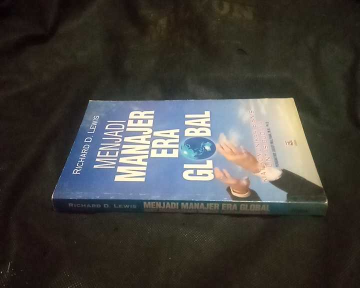 Buku MENJADI MANAJER ERA GLOBAL Oleh Richard D Lewis Penerbit PT Remaja Rosdakarya Bandung Cetakan Pertama Tahun 1997