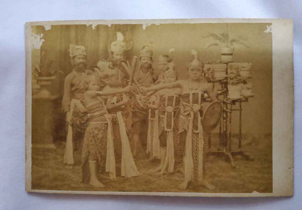 Foto antik / Foto kuno; estimasi tahun 1900-an awal; ukuran 16,5cm x 10,5cm