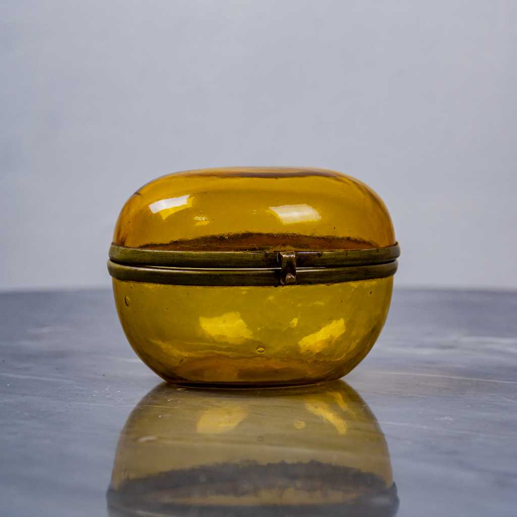 Tempat Perhiasan Kristal Antik