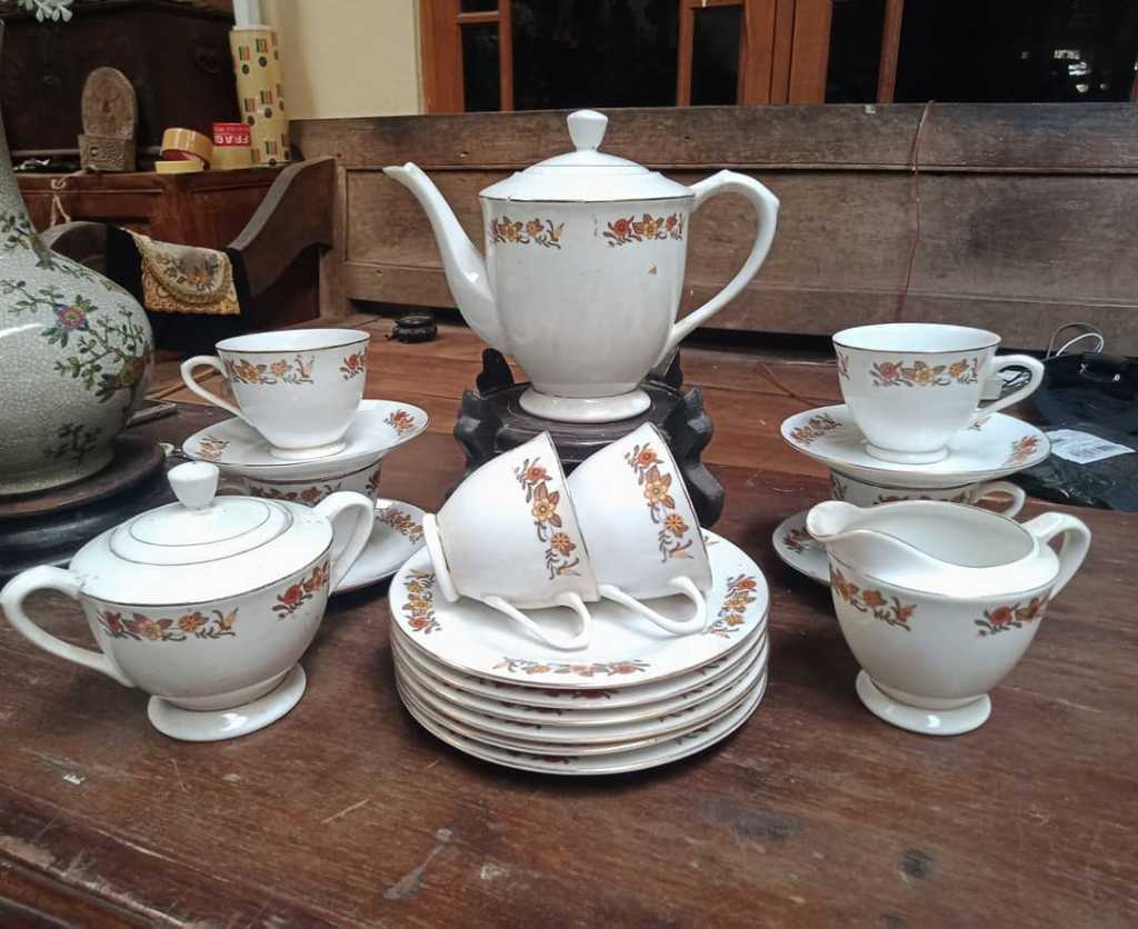 Cangkir Porcelain Vintage