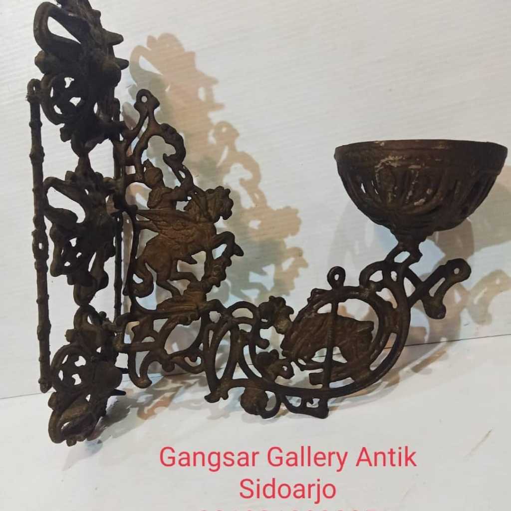 Lampu dinding atau tembok bahan besi era kolonial