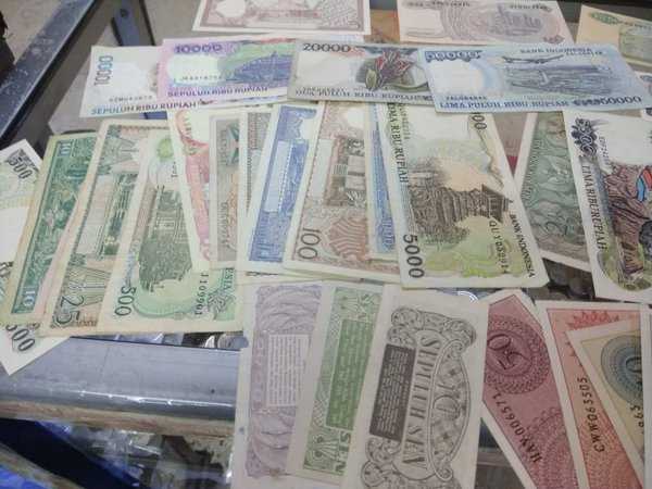 BL 1408 Set 39 Lembar Berbeda Uang Indonesia Semua Bekas pakai Dan kondisi jelek