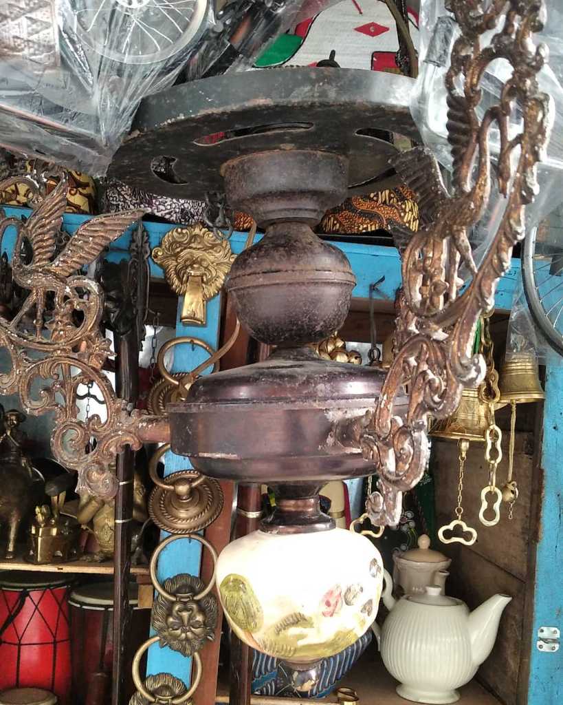 Lampu gantung bahan besi Ada keramiknya