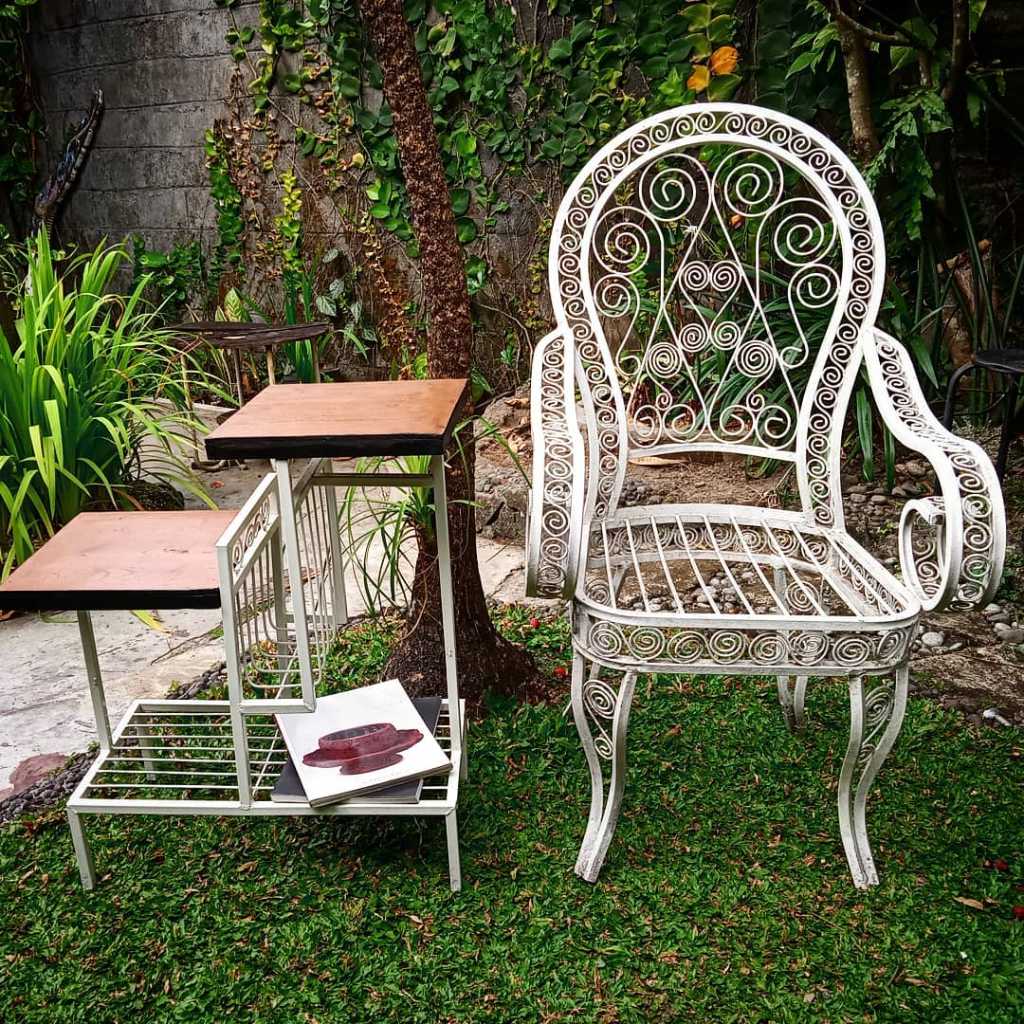 Kursi dan Meja Vintage