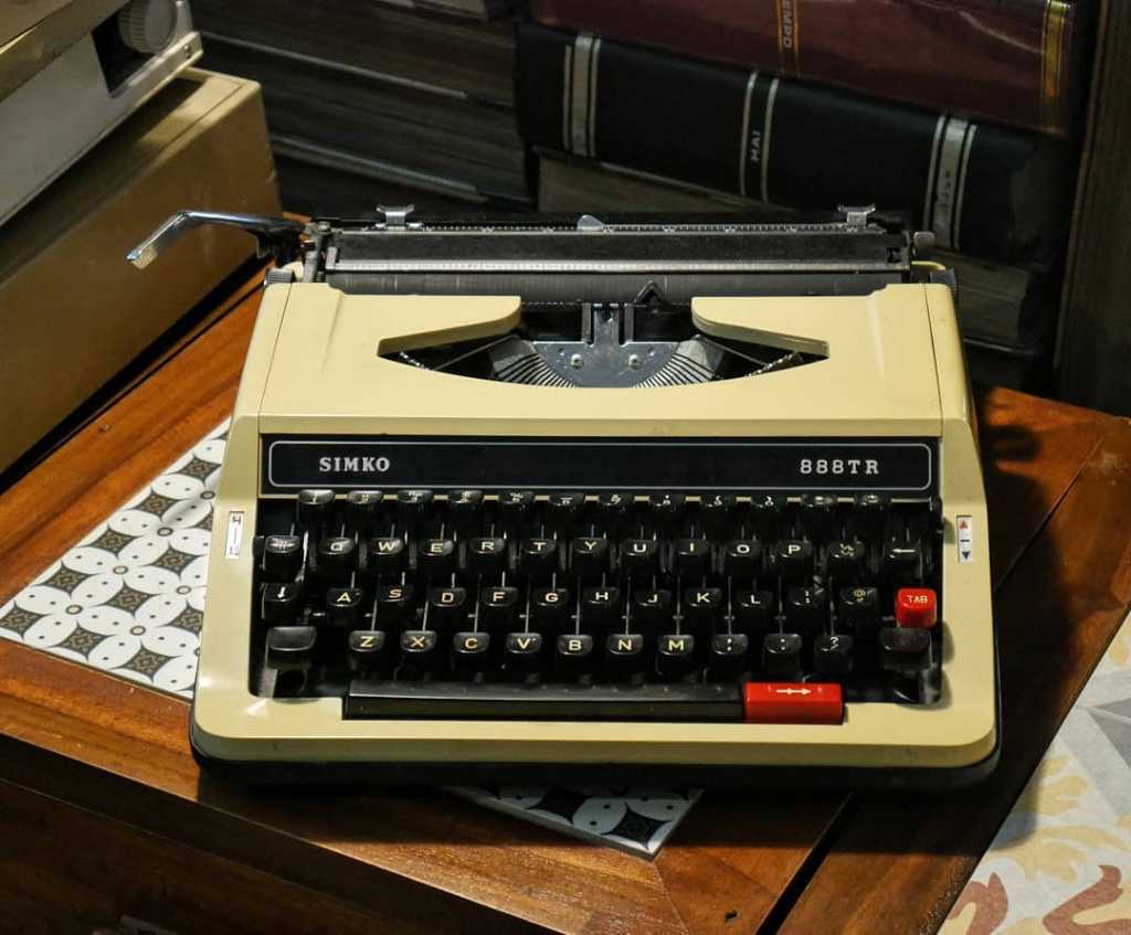 Simko 888TR Manual Typewriter 80s