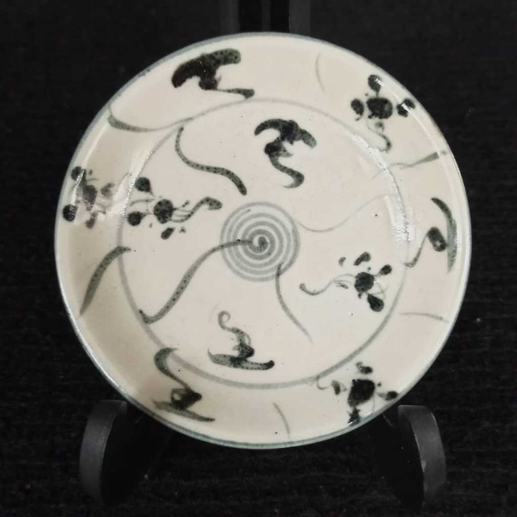 Piring keramik antik