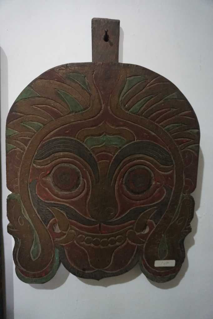 Topeng Makara Bahan Kayu