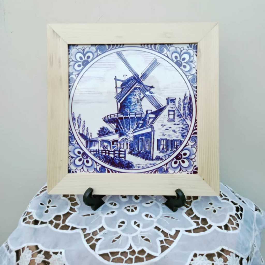 Tegel motif kincir ukuran 25cm x 25cm.