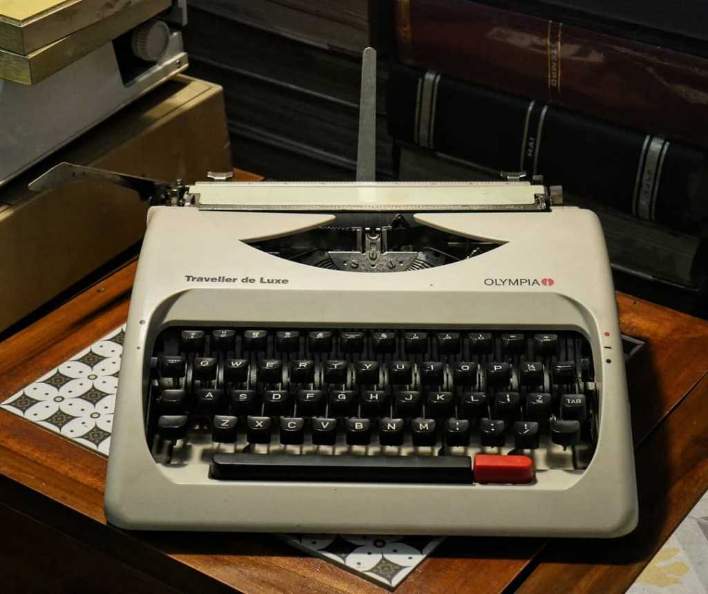 Olympia Traveller de Luxe Manual Typewriter 80s