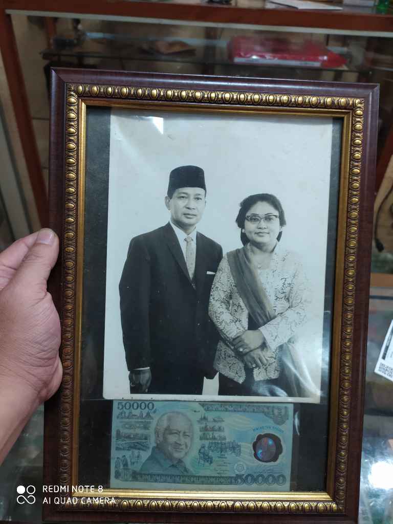 Foto asli pak harto dan bu tien berikut uangnya selembar dalam bingkai