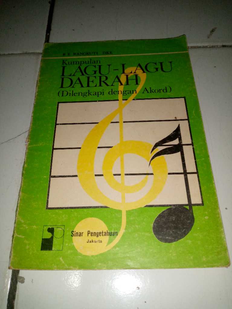 Buku 1981 KUMPULAN LAGU LAGU DAERAH DILENGKAPI DENGAN AKORD Penerbit Sinar Pengetahuan Jakarta