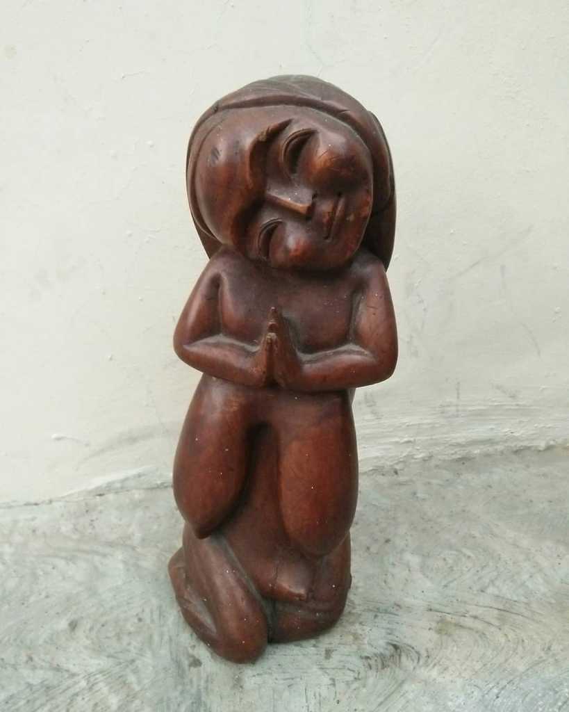 Patung Wanita Tersenyum Bahan Kayu