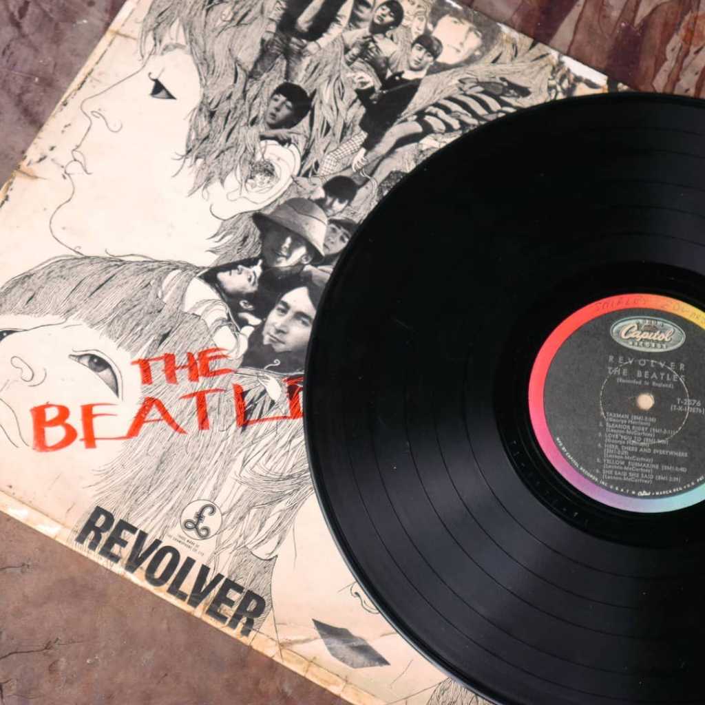 album ke 7 the beatels "REVOLVER"