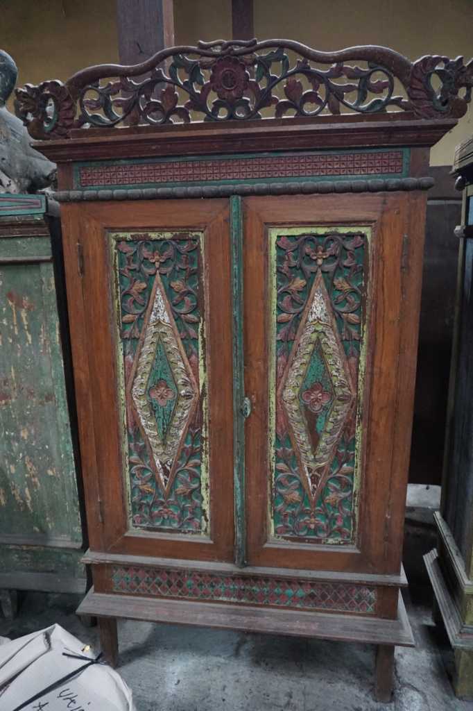 Almari Warna Serenan Wajik