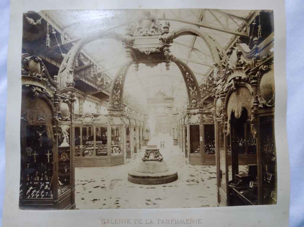 Foto Antik / Foto Kuno "dua muka" (Galerie de La Parfumerie - Galerie des Industries Diverses); estimasi tahun 1900-an awal; ukuran 28cm x 22,5cm