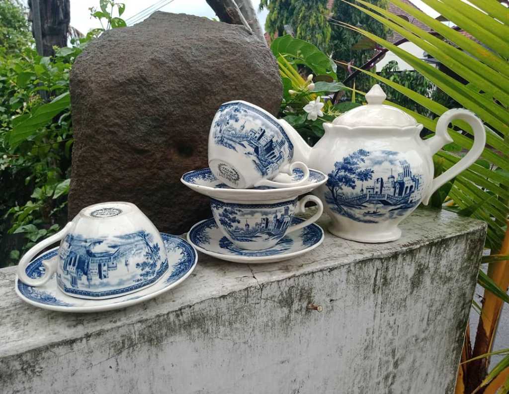 Cangkir Porcelain Vintage