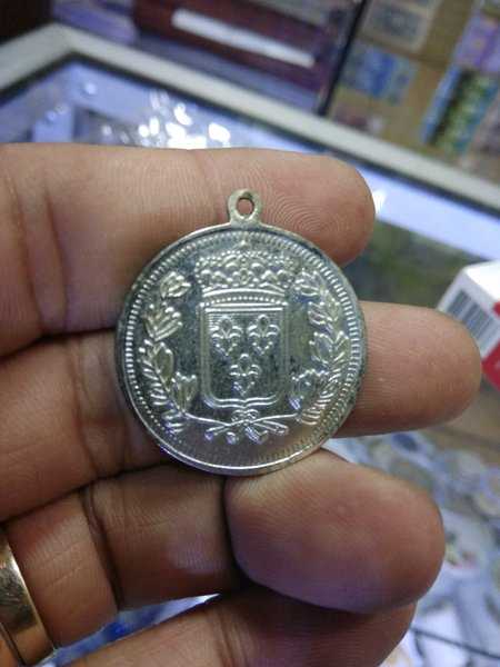 X700 medali negara prancis kondisi sesuai gambar