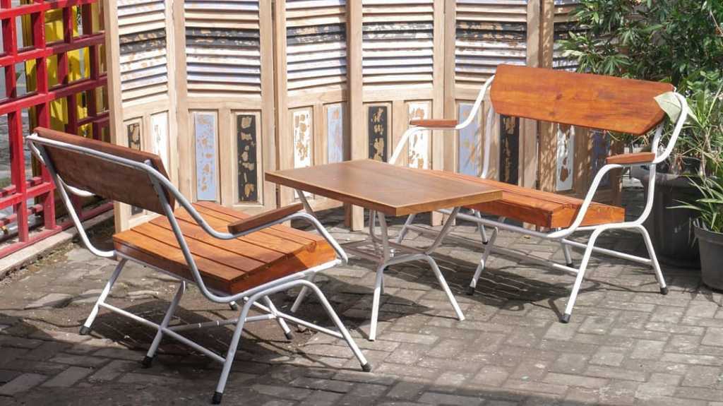 Kursi Besi Papan Kayu