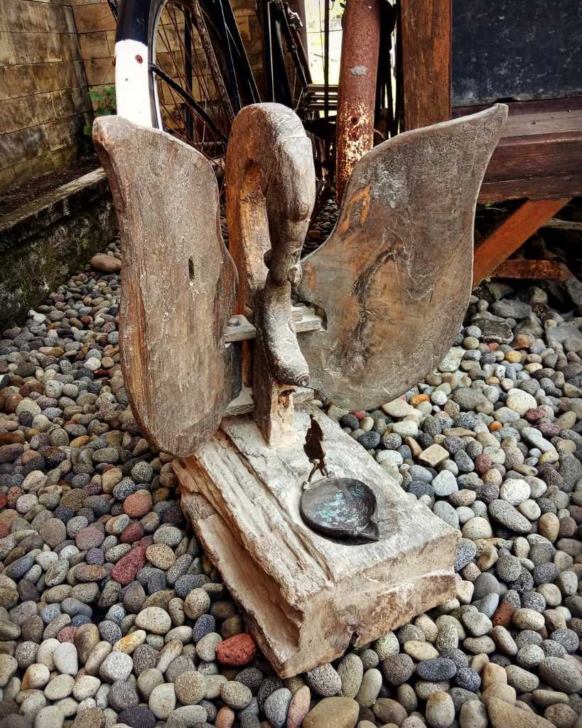 Jodog primitif .. Bentuk unik, angsa sedang menangkap ikan.