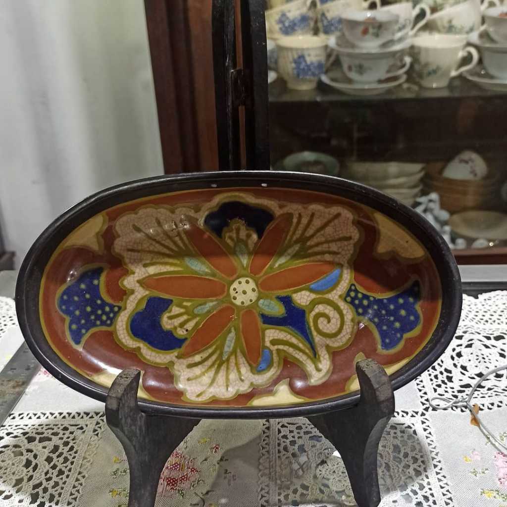 Nampan Keramik Eropa Antik