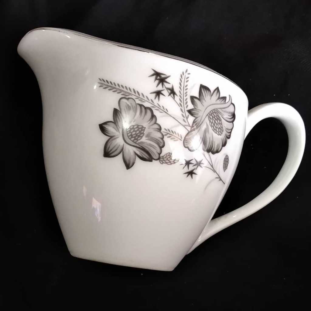 Tempat susu porcelain