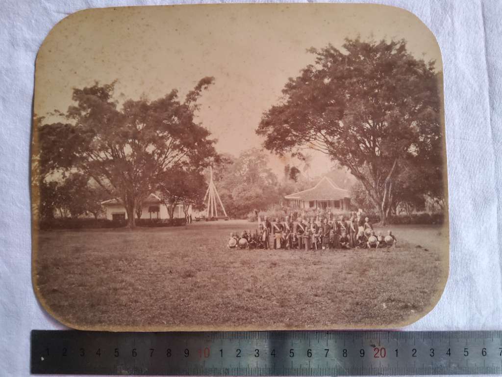 Foto antik estimasi tahun 1870-an awal; ukuran 24cm x 19cm