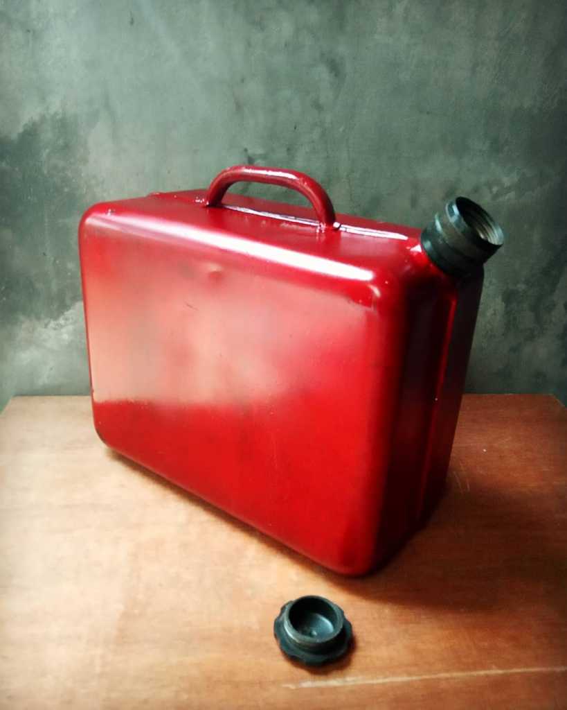 Jerigen Bensin PML (Sweden) Vintage, est thn '50s. Corong unik