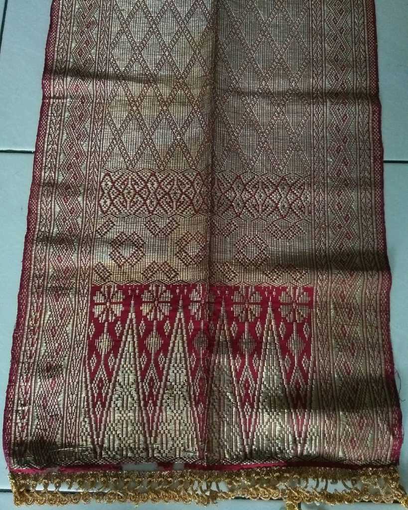 Old selendang Minang Tenun benang emas.