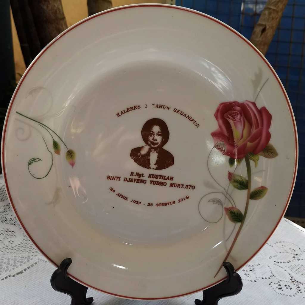 Piring Keramik Vintage
