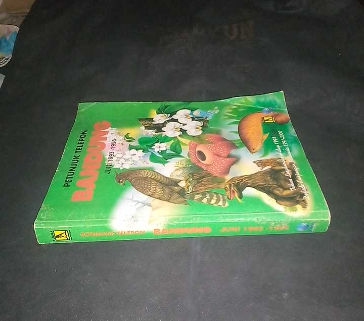 Buku Telepon Bamdung - Tahun 1993 - 1994 + Ukuran BUKU JUMBO  27,9 cm x 22,1 cm x 2,3 cm 