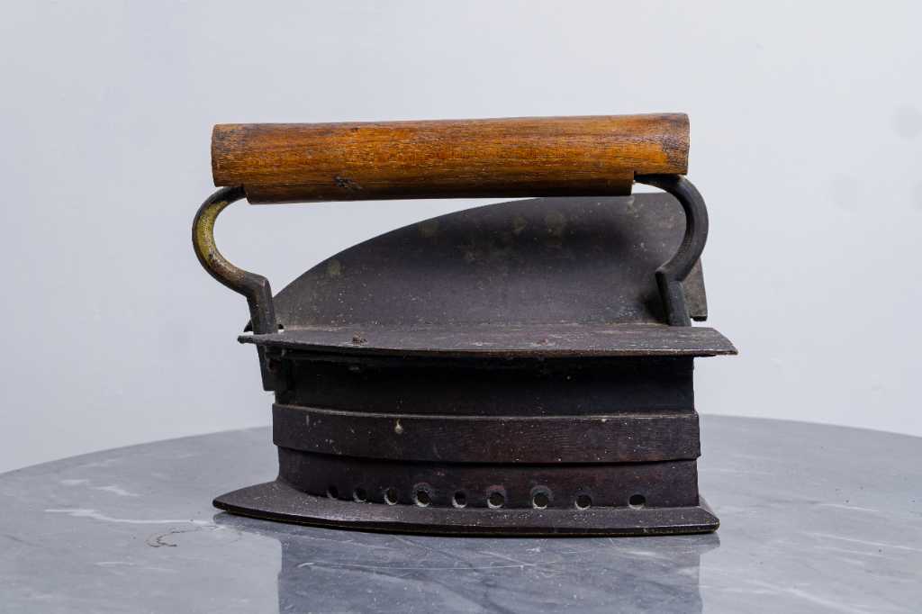 Setrika Kuningan Arang Tua