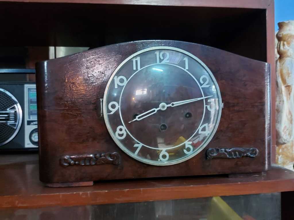 Jam meja vintage