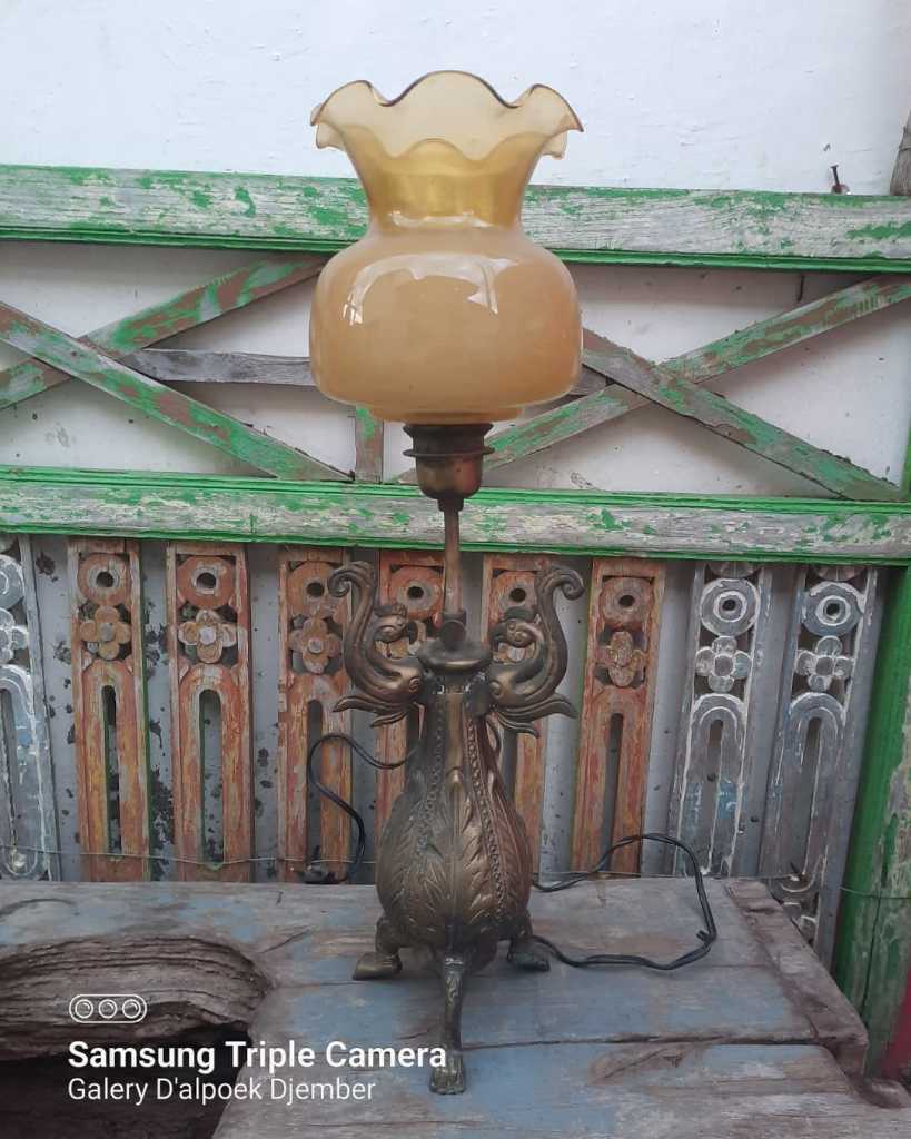 Lampu Meja Kuningan