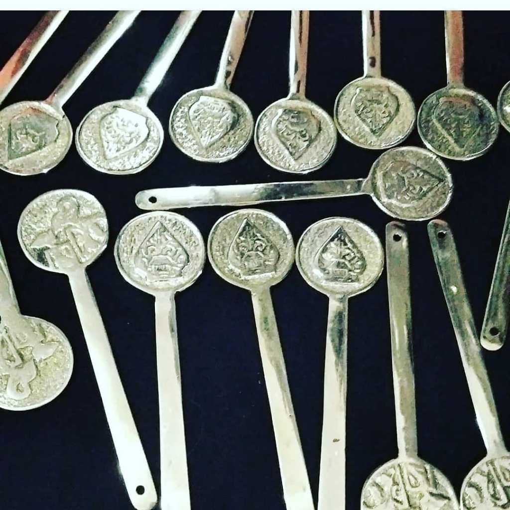 Alat kerok kuningan motif wayang dan gunungan