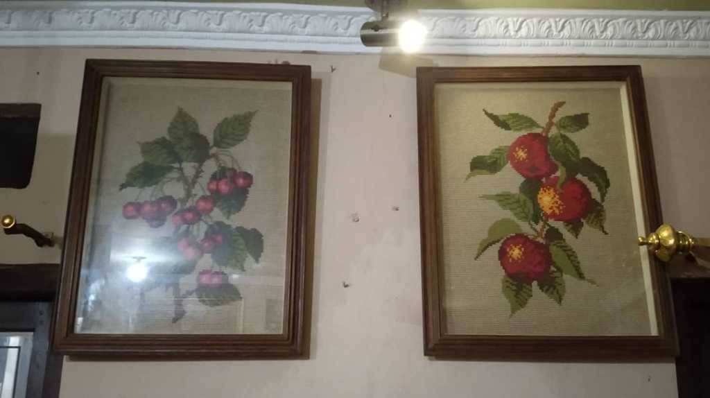 Sepasang hiasan dinding strimin