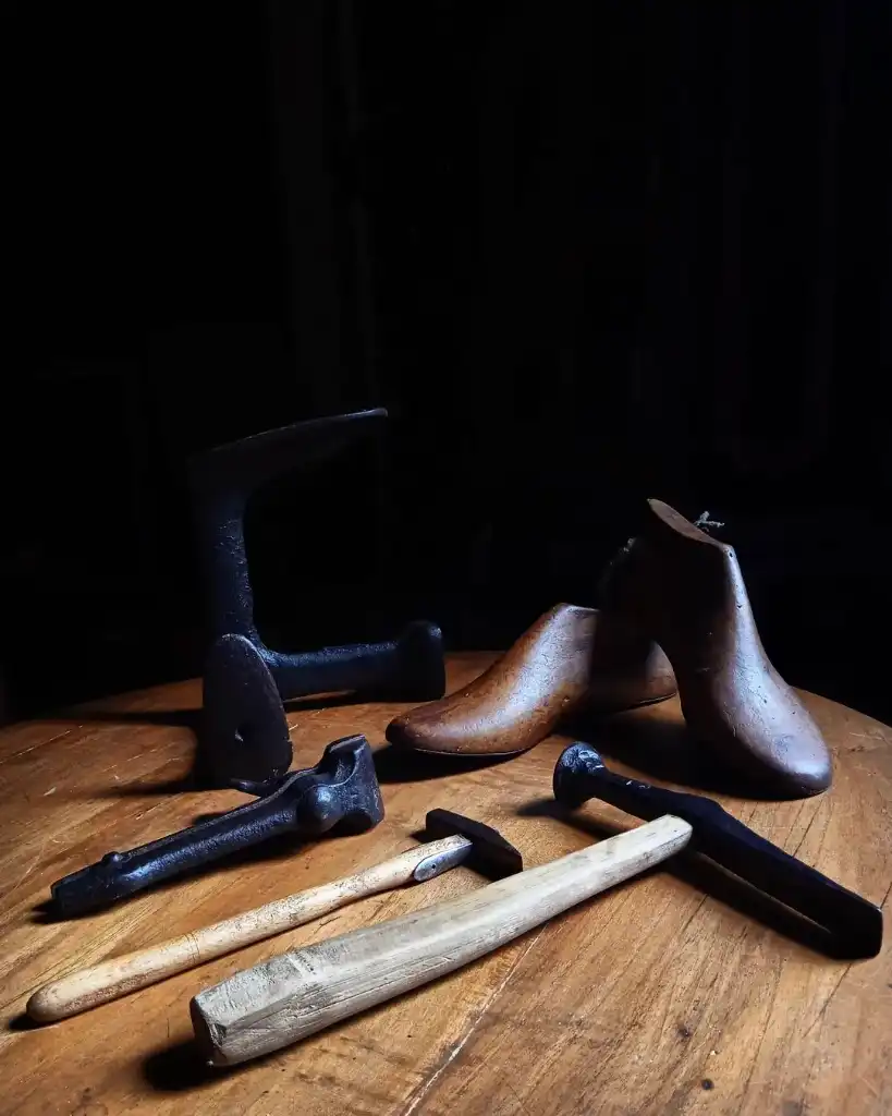 Set perlengkapan tukang sepatu vintage.