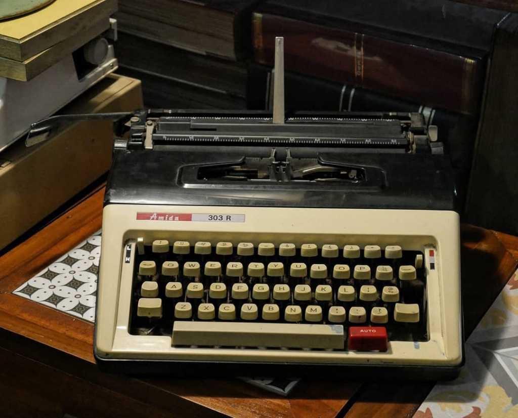 Amida 303 R Manual Typewriter 80s Made in Japan