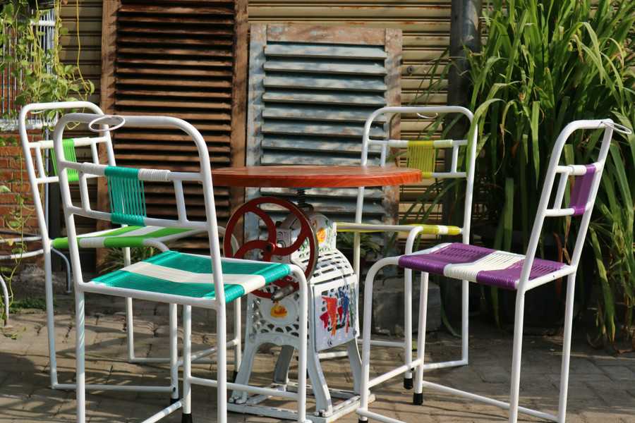 Meja Cafe Industrial & Kursi Pentil Vintage