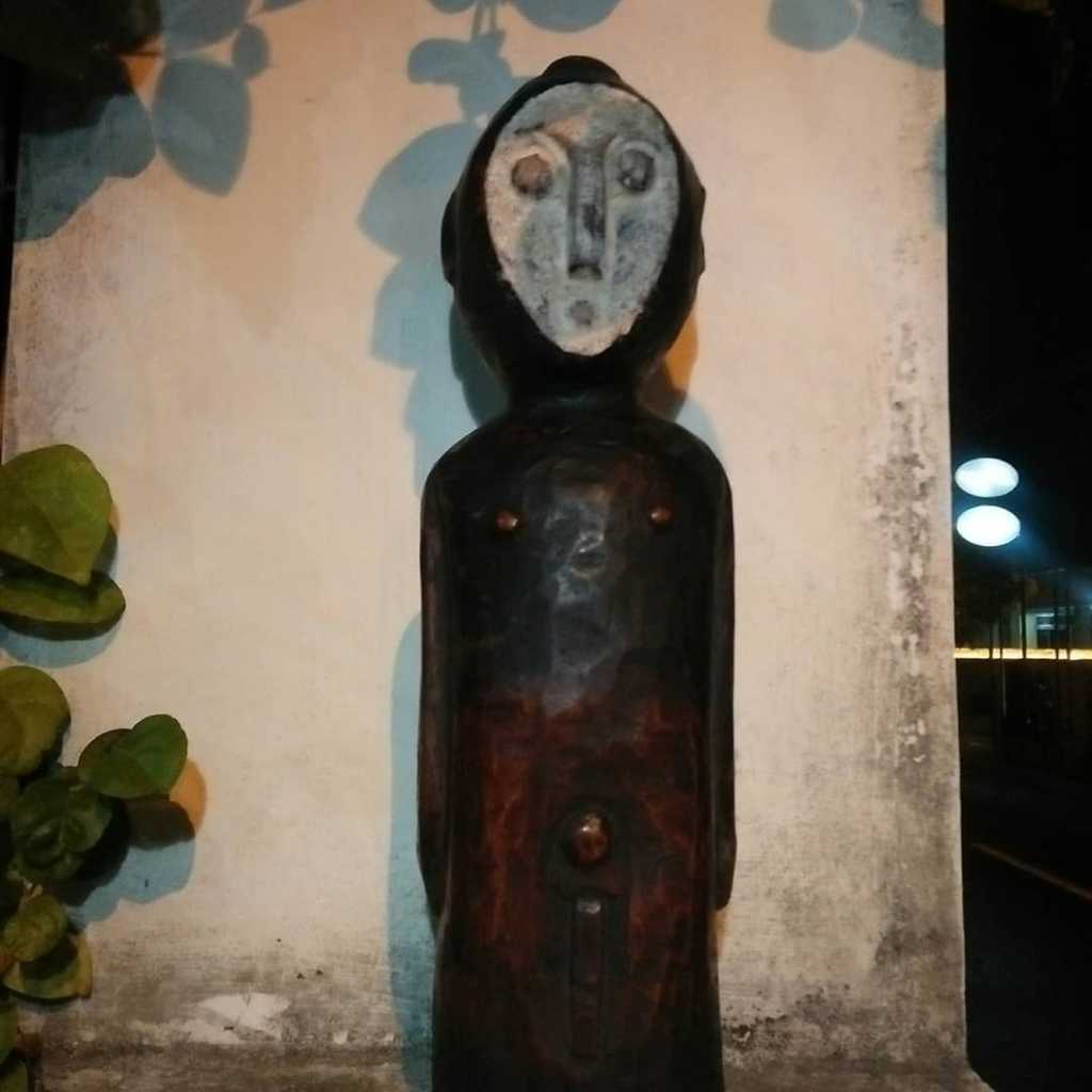 Patung Primitif Bahan Kayu