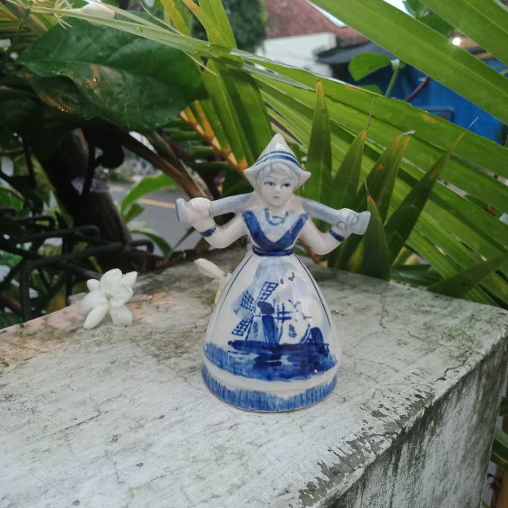 Patung Noni Belanda Keramik