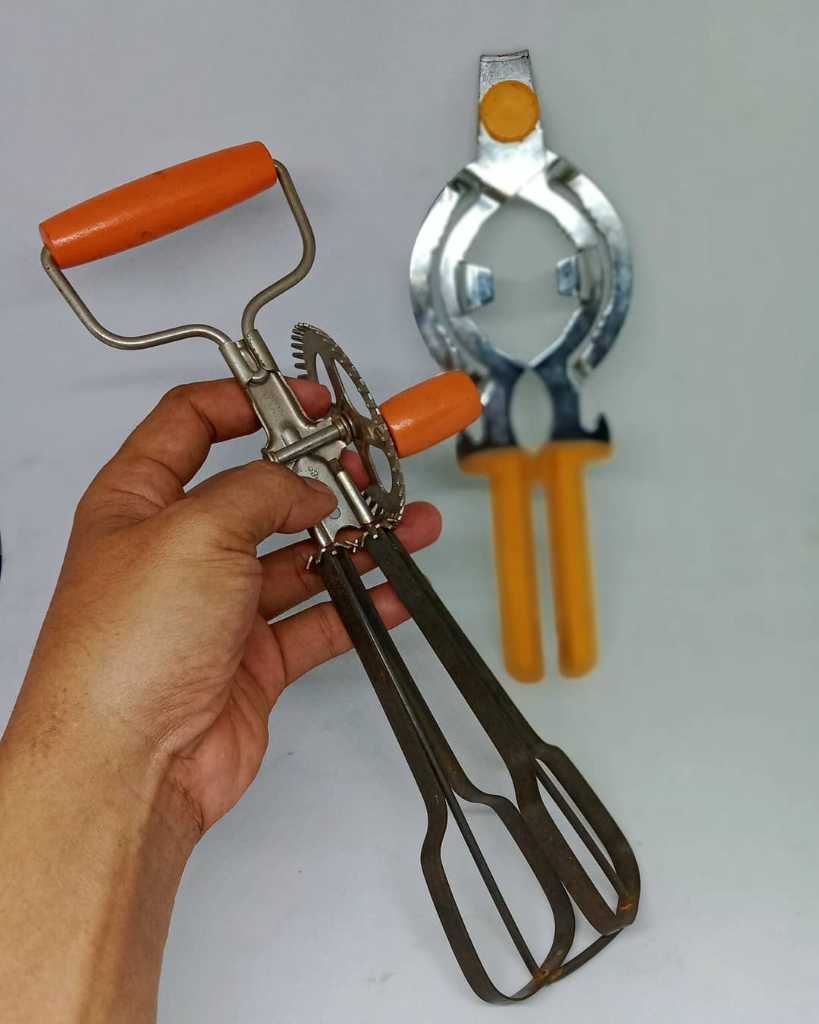 pengaduk Tepung lawas made in Belgium ( NOS ) & pembuka botol / kaleng Made in Germany.